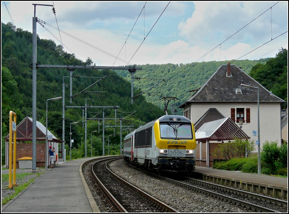 3005 is hauling the IR 117 Liers - Luxembourg City through the station of Goebelsmühle on August 1st, 2010.