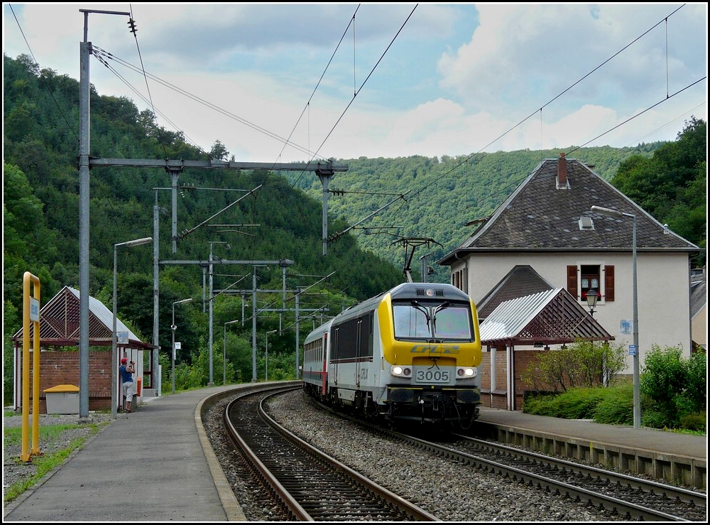 3005 is hauling the IR 117 Liers - Luxembourg City through the station of Goebelsmhle on August 1st, 2010.