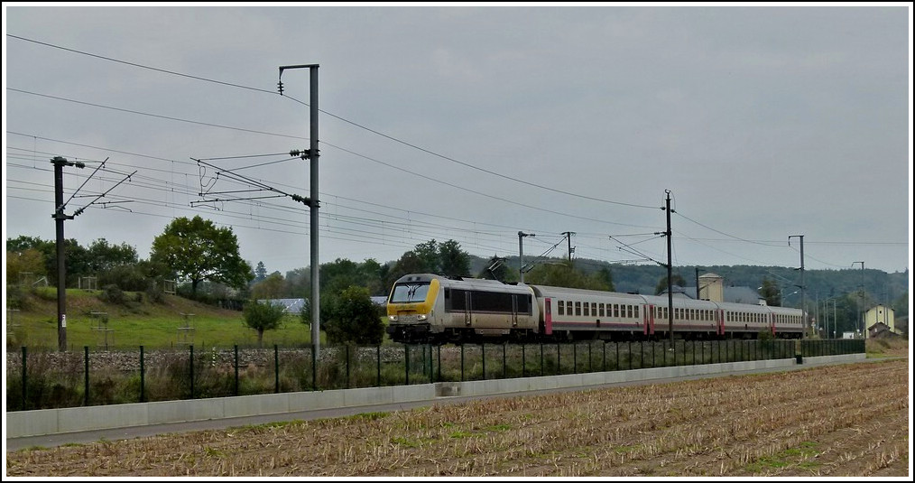 3005 is heading the IR 115 Liers - Luxembourg City in Pettingen on October 17th, 2011.