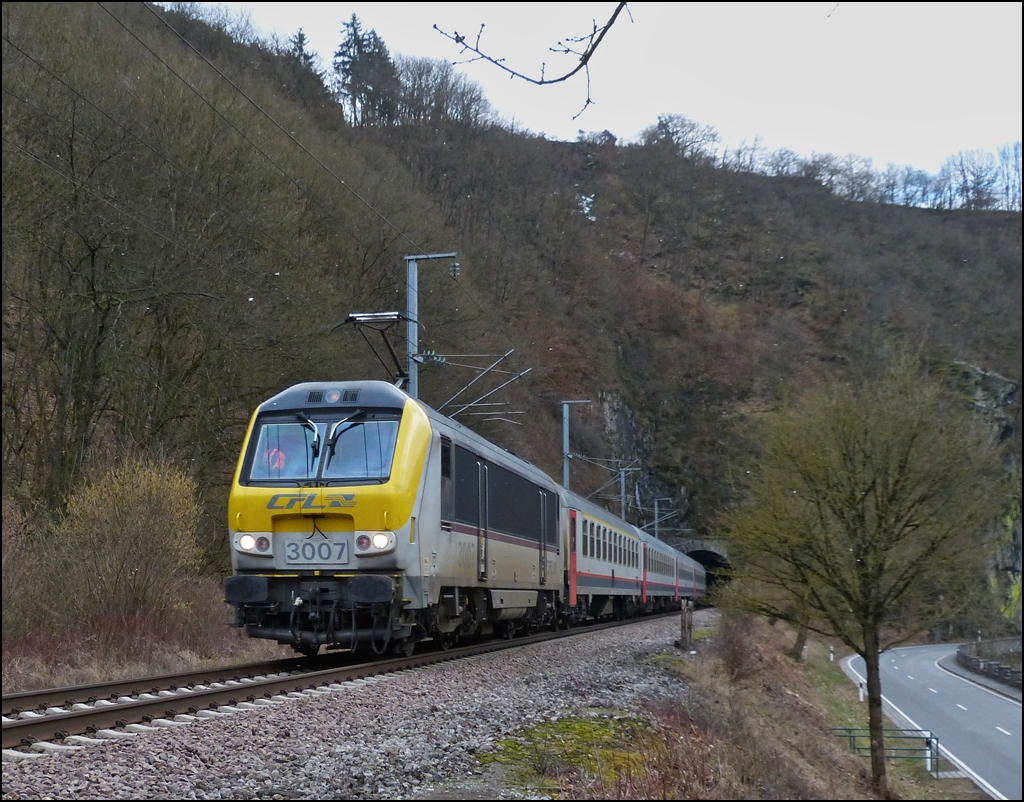 3007 is hauling the IR 116 Luxembourg City - Liers through Michelau while some Snowflakes are dancing through the air on February 21st, 2013.