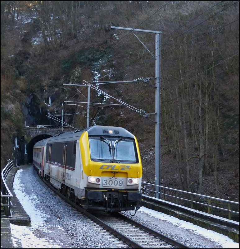 3009 is hauling the IR 112 Luxembourg City - Liers over the Sre Bridge in Goebelsmhle on February 18th, 2013.