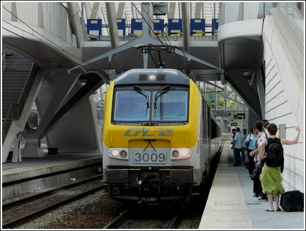 3009 with IR Liers-Luxembourg City is entering into the station Lige Guillemins on May 30th, 2009.