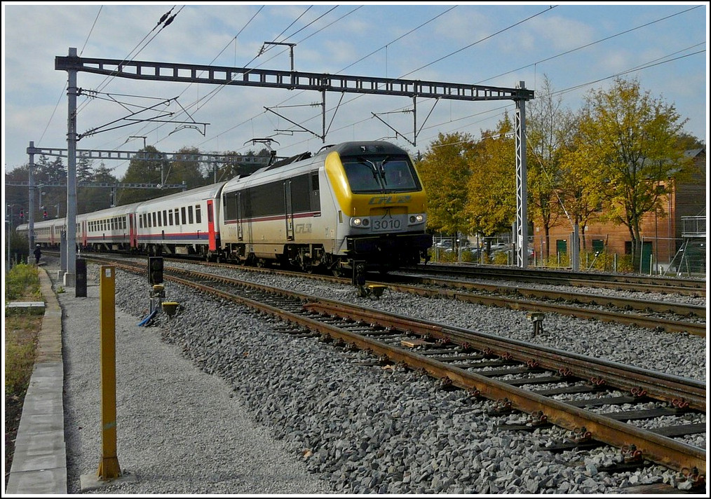 3010 is hauling the IR 112 Luxembourg City - Liers into the station of Ettelbrück on October 24th, 2011.