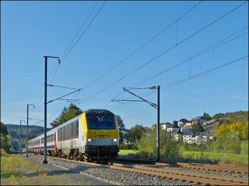 3011 is hauling the IR 119 Liers - Luxembourg City through Wilwerwiltz on September 30th, 2012.