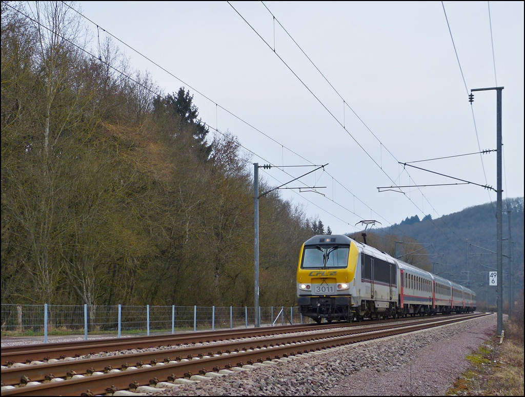 3011 is hauling the IR 117 Liers - Luxembourg City through the Sûre valley in Erpeldange/Ettelbrück on February 26th, 2013.