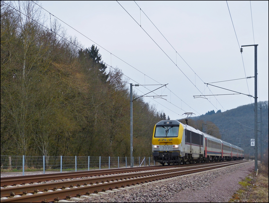 3011 is hauling the IR 117 Liers - Luxembourg City through the Sre valley in Erpeldange/Ettelbrck on February 26th, 2013.