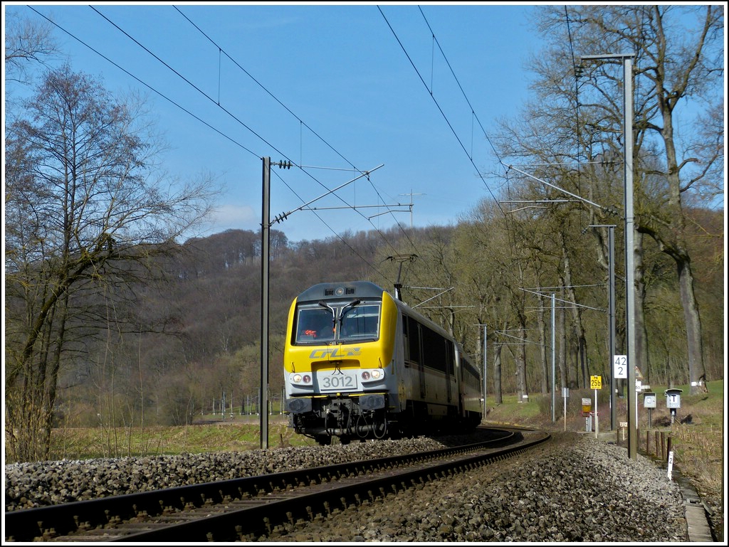 3012 is hauling the IR 115 Liers - Luxembourg City through the Alzette valley between Colmar-Berg and Cruchten on March 9th, 2012.