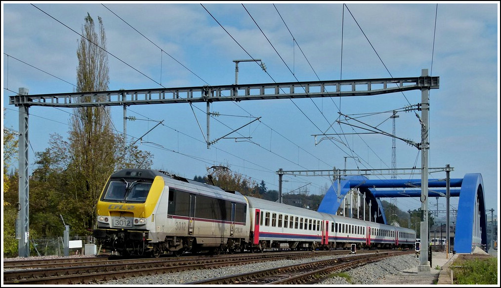 3012 is hauling the IR 113 Liers - Luxembourg City over the new Alzette bridge in Ettelbrck on October 24th, 2011.