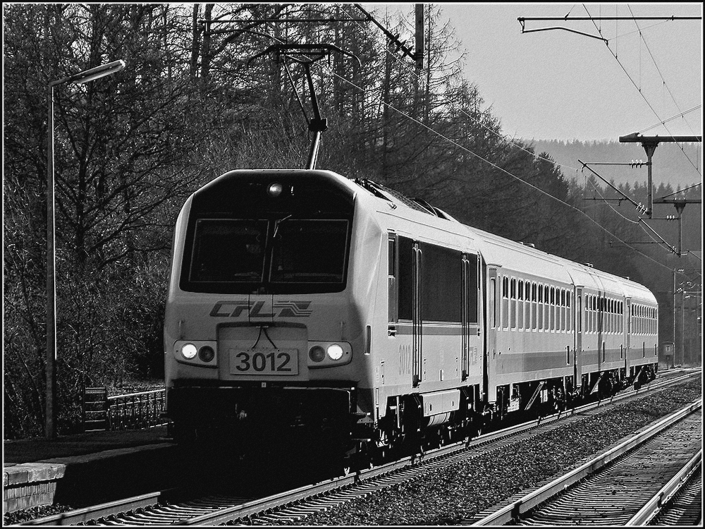 3012 with SNCB I 10 wagons is arriving at Wilwerwiltz on February 8th, 2011.