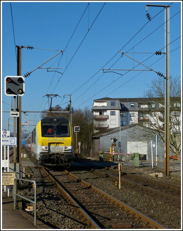 3013 is hauling the IR 117 Liers - Luxembourg City through Schieren on March 1st, 2012.