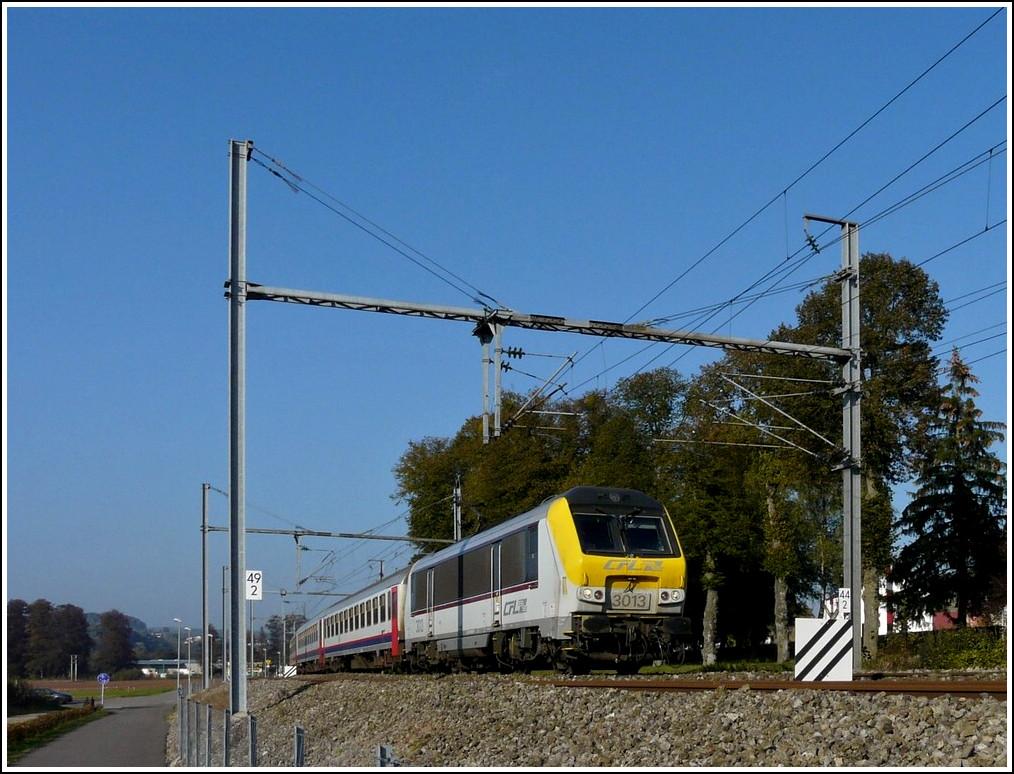 3013 is heading the IR 117 Liers - Luxembourg City in Schieren on October 24th, 2011.