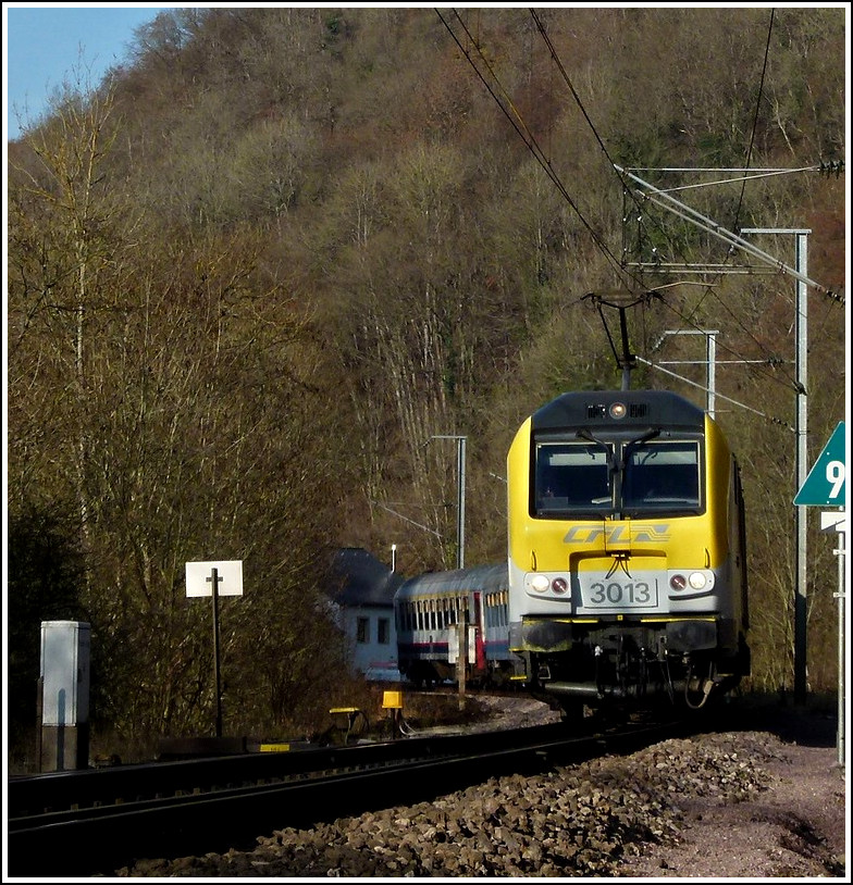3013 is heading the IR 115 Liers - Luxembourg City near Goebelsmühle on November 21st, 2011