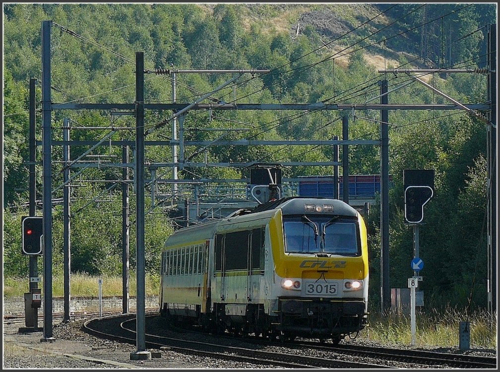 3015 heading the IR Luxembourg City-Liers is arriving at the station of Vielsalm (B) on August 6th, 2009.