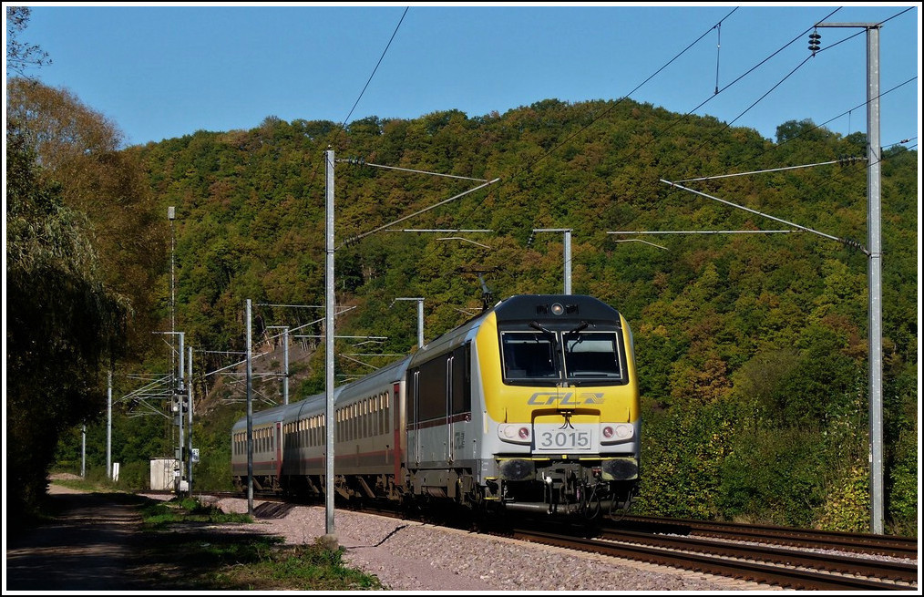 3015 is heading the IR 117 Liers - Luxembourg City near Erpeldange/Ettelbrck on October 15th, 2011.