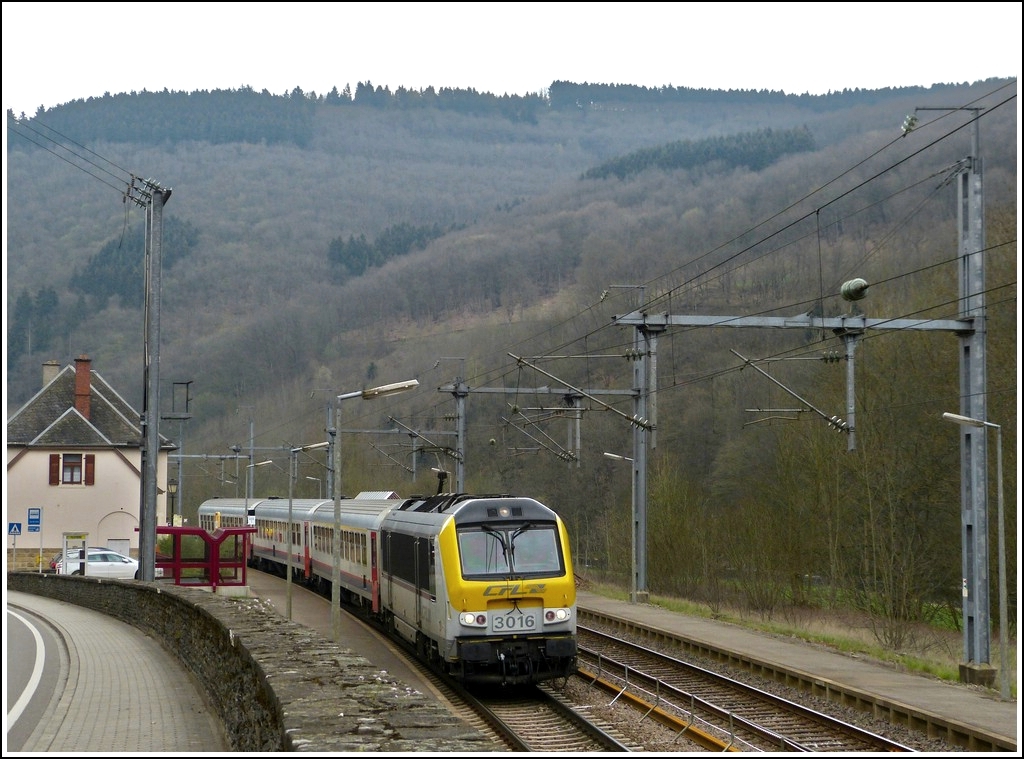 3016 is hauling the IR 112 Luxembourg City - Liers thtough the station of Goebelsmhle on April 14th, 2012.