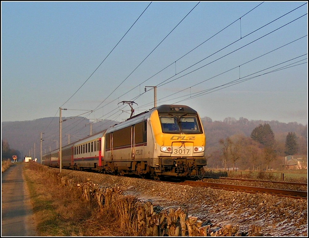3017 is hauling the IR 117 Liers - Luxembourg City through Erpeldange/Ettelbrück on December 23rd, 2007.