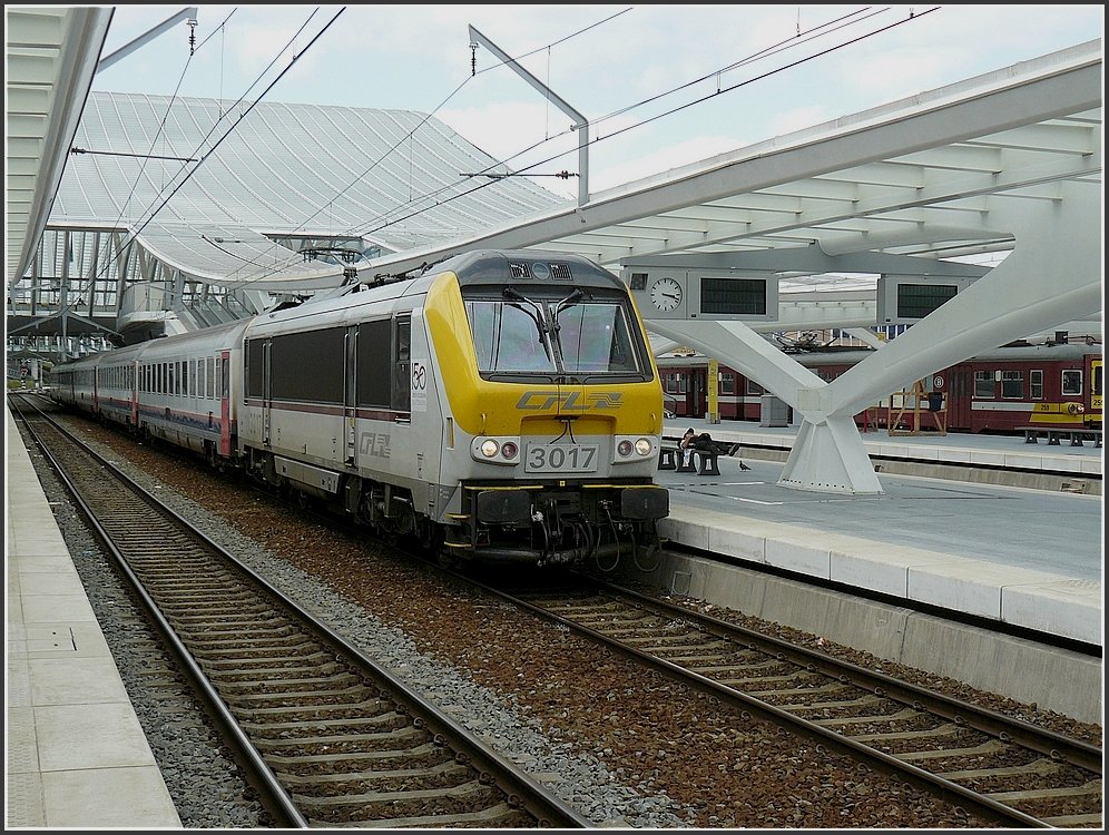 3017 with IR Liers - Luxembourg City is leaving the station Lige Guillemins on August 30th, 2009.