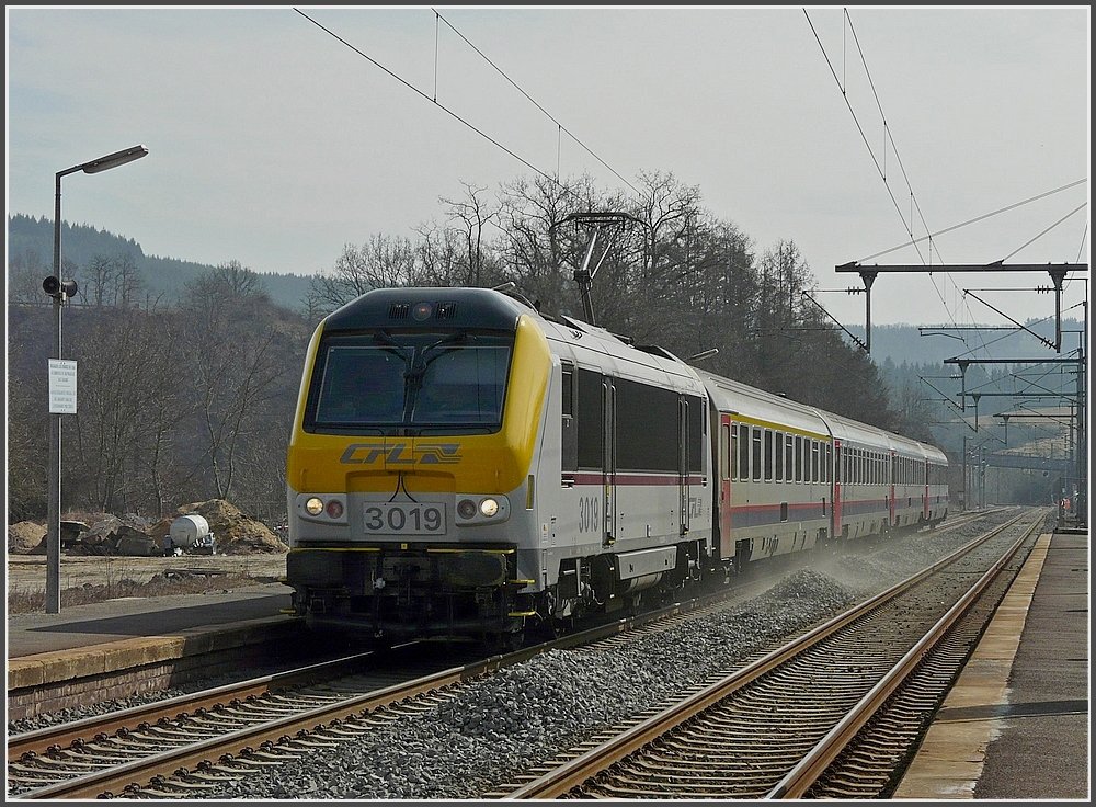 3019 heading the IR Luxembourg-Liers is arriving at Wilwerwiltz on March 18th, 2010.