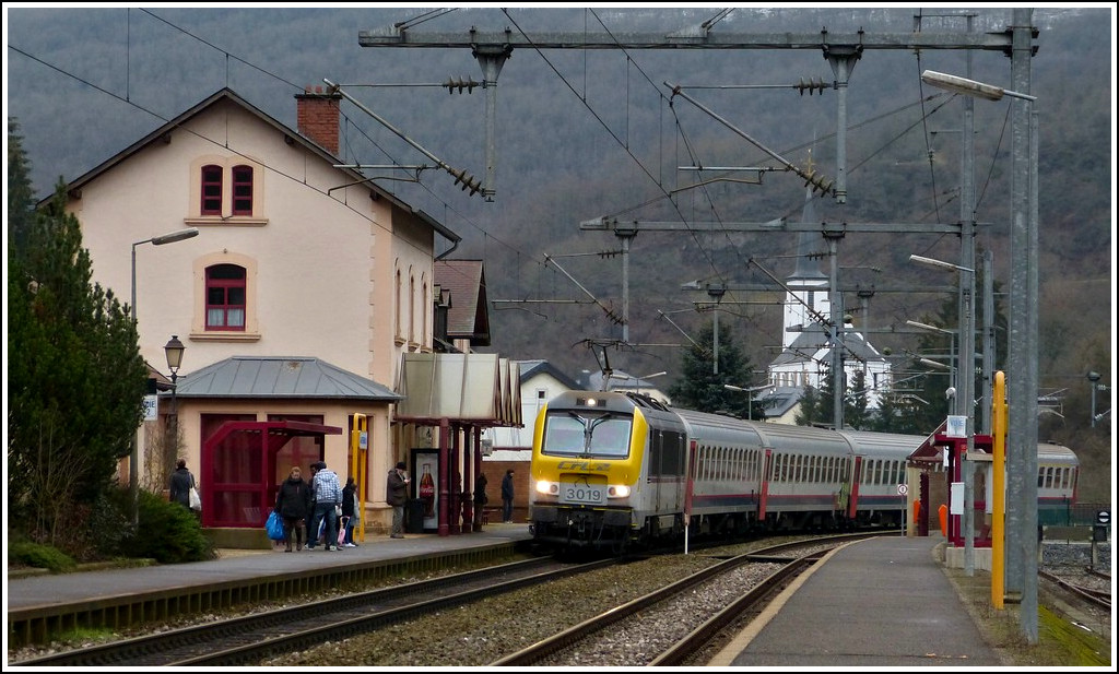 3019 is hauling the IR 115 Liers - Luxembourg City into the station of Kautenbach on December 17th, 2011.