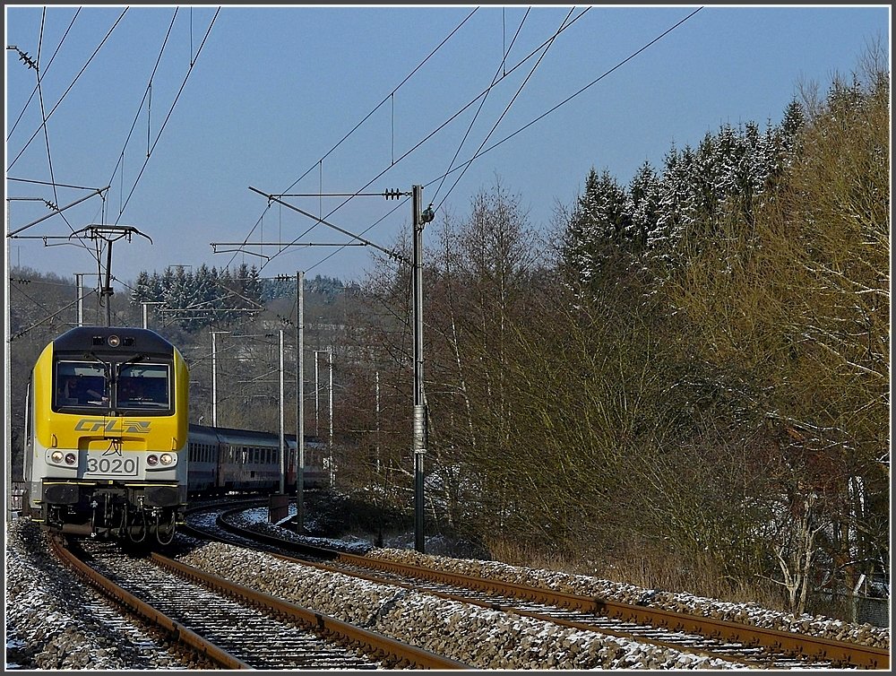 3020 heading the IR Liers-Luxembourg is running through the ligth snowy landscape near Enscherange on January 26th, 2010.