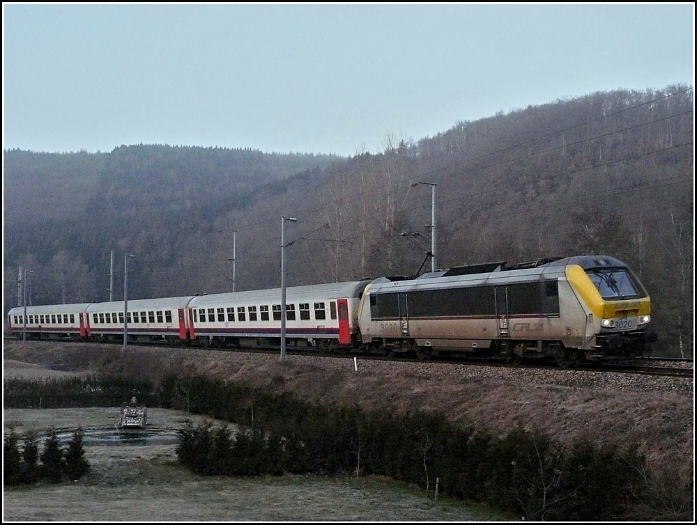 3020 is hauling the IR 117 Liers - Luxembourg City through Drauffelt on February 1st, 2011.