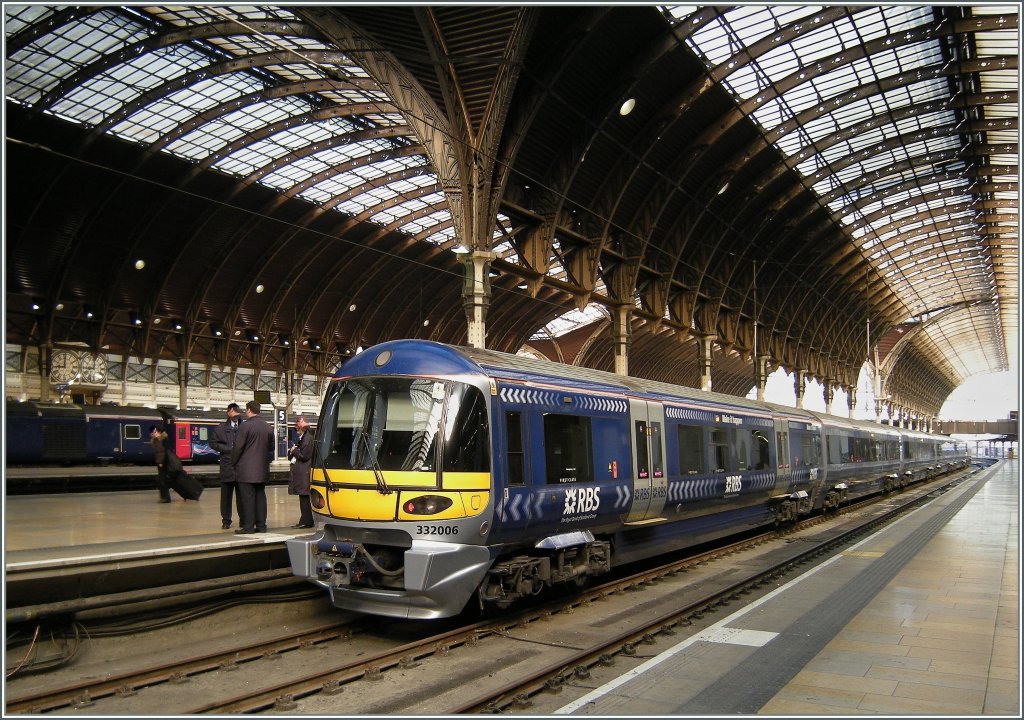 322 006  Heathrow-Express  in London Paddington.
15. 04.2008