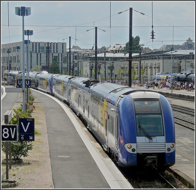341 together with a sister train is arriving at the station of Metz on June 22nd, 2008.