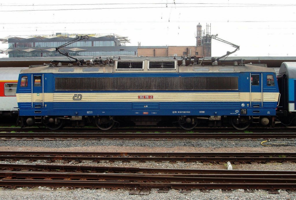 362 118 at the raiway station Praha Smichov in 19.4. 2012.