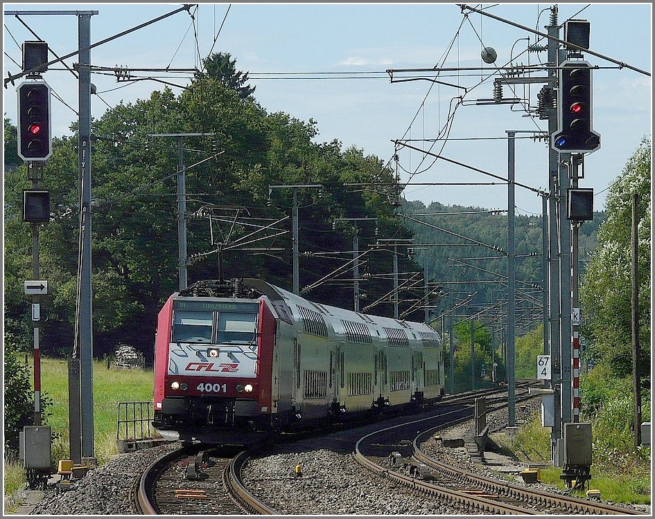 4001 heading a push-pull train arrives on August 1st, 2009 at the station of Wilwerwiltz on its way from Troisvierges to Luxembourg City.