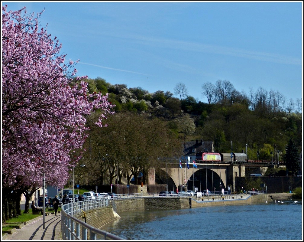 4001 is hauling a goods train over the Sre bridge in Wasserbillig on April 1st, 2012.