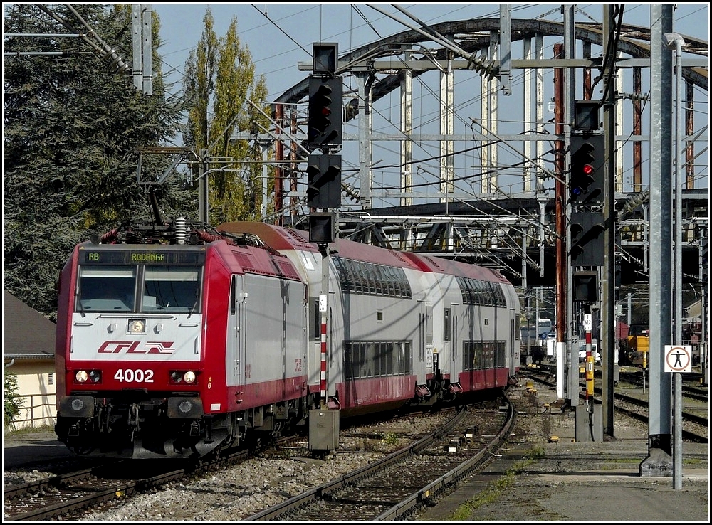 4002 is arriving with bilevel cars at the station of Esch-sur-Alzette on October 9th, 2010.