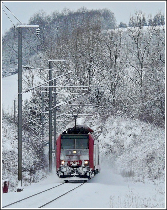 4004 is arriving with the IR 3739 Troisvierges - Luxembourg City at the stop Maulusmhle on December 18th, 2010. 