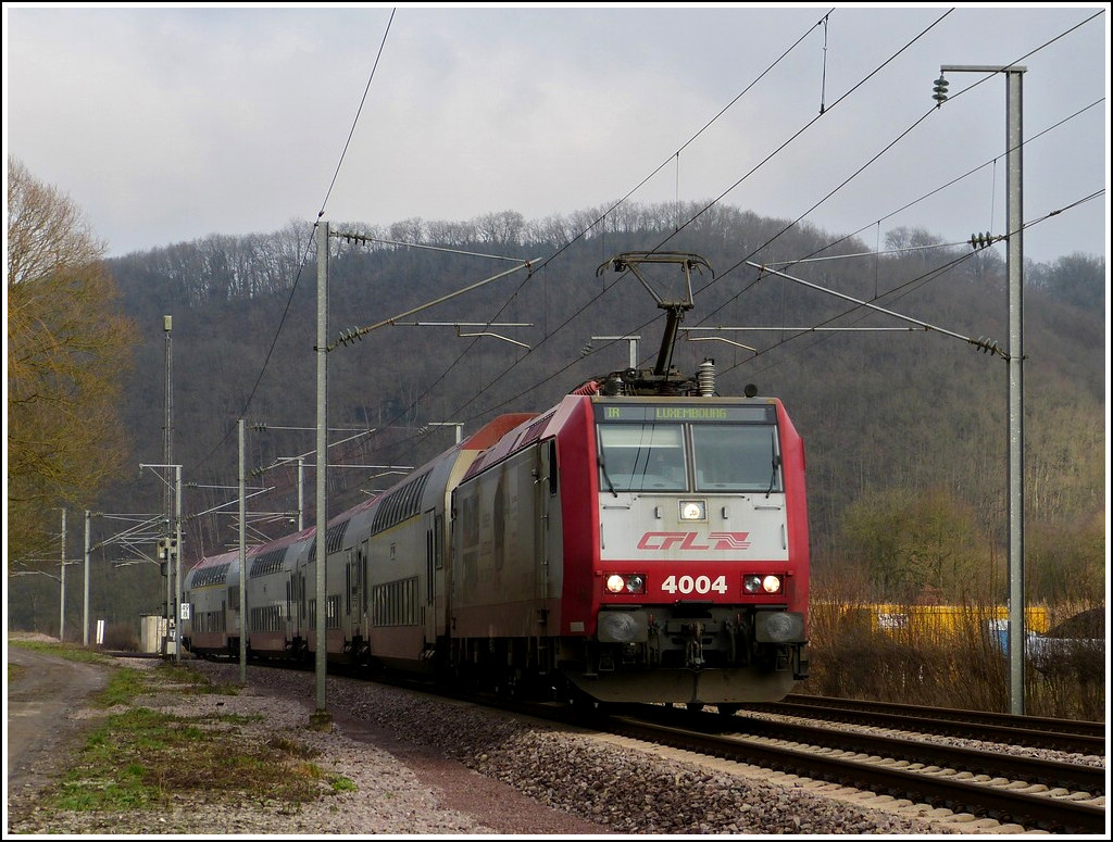 4004 is hauling the IR 3737 Troisvierges - Luxembourg City through Erpeldange/Ettelbrück on January 15th, 2012.