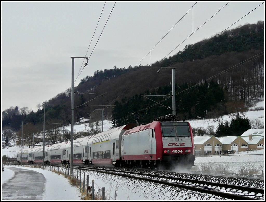 4004 is pushing its bilevel cars towards Mersch in Lintgen  on December 5th, 2010.