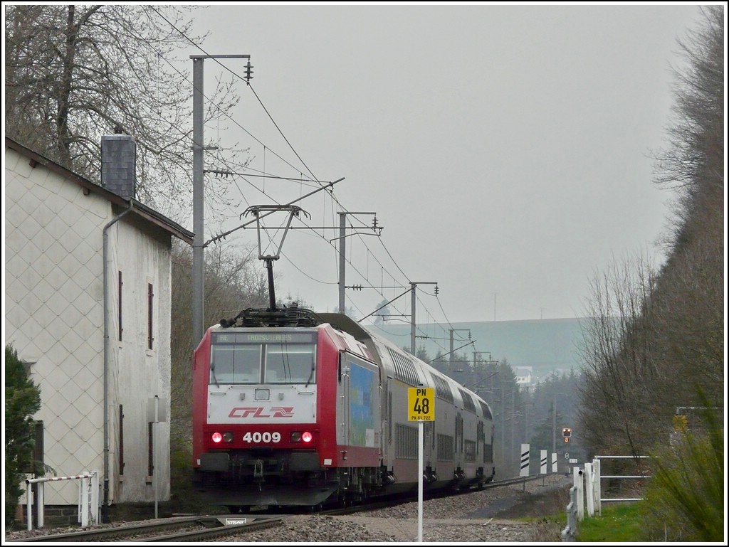 4009 is pushing its bilevel cars near Maulusmhle on April 23rd, 2008.