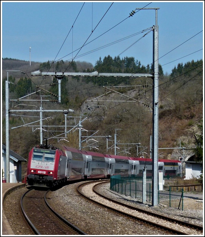 4012 is hauling the IR 3737 Troisvierges - Luxembourg City into the station of Kautenbach on April 3rd, 2012.