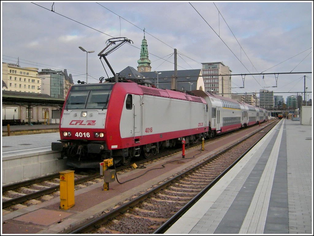 4016 with bilevel cars is waiting for passengers in the station of Luxembourg City on December 7th, 2005.