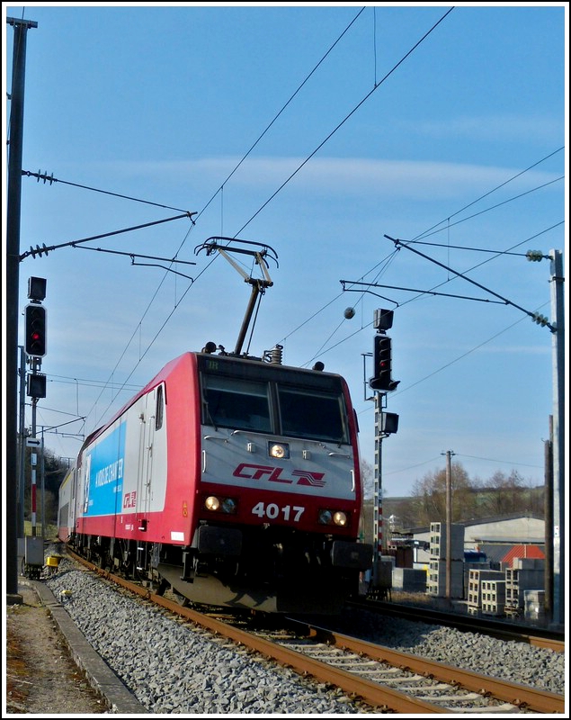 4017 is arriving with the IR 3741 Troisvierges - Luxembourg City in Wilwerwiltz on March 20th, 2012.