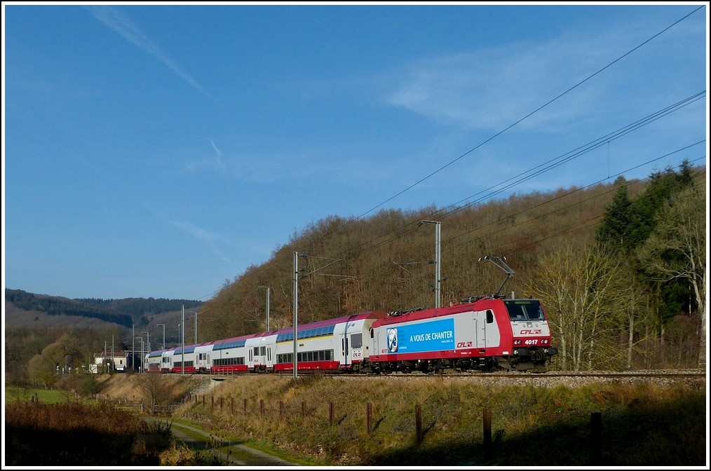 4017 is pushing the IR 3710 Luxembourg City - Troisvierges in Drauffelt on November 21st, 2011.