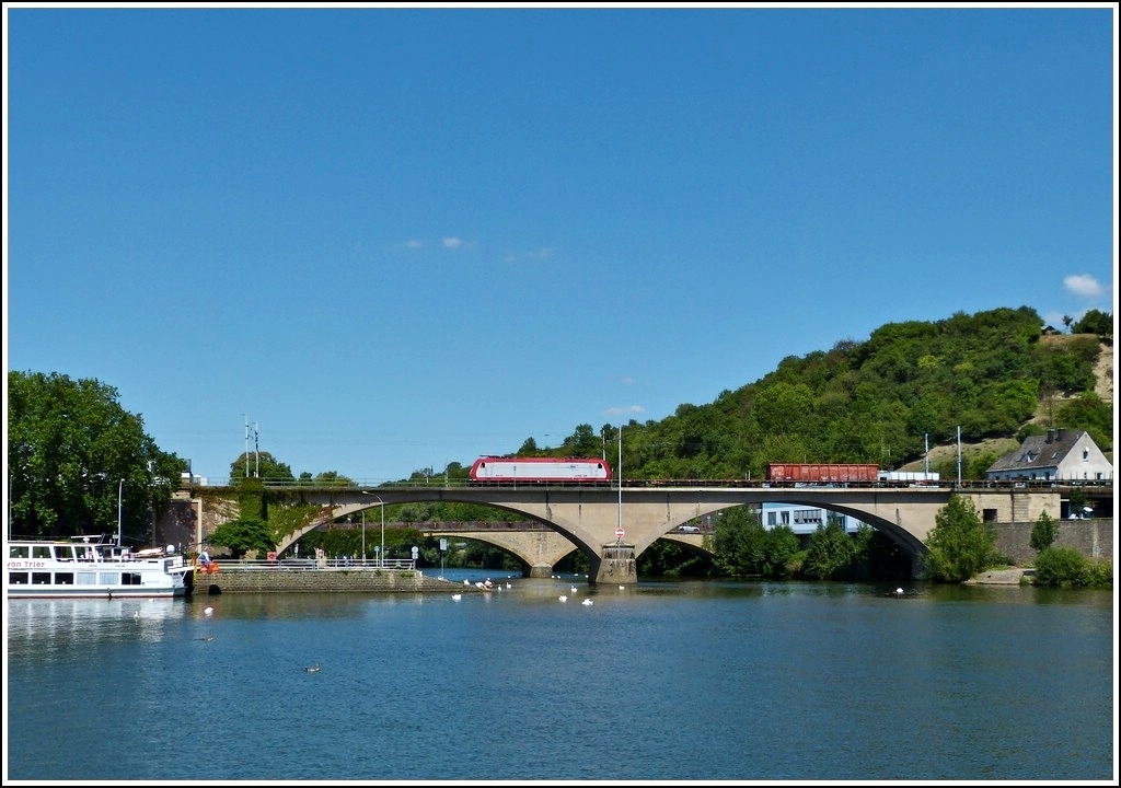 4018 is heading a goods train on the Sre bridge in Wasserbillig on August 10th, 2012.