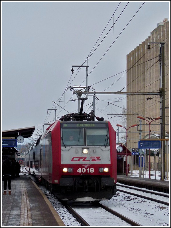 4018 is heading the IR 3739 Troisvierges - Luxembourg City in Mersch on December 5th, 2010.