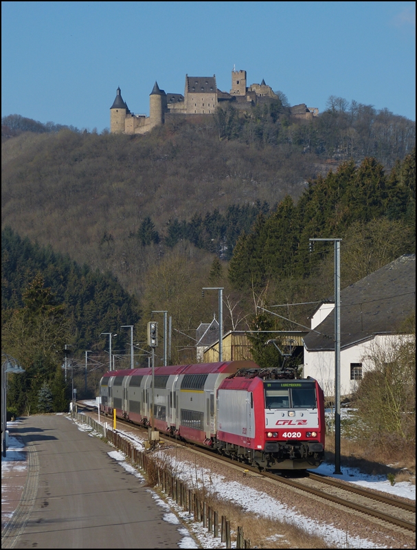 4020 is heading the IR 3737 Troisvierges - Luxembourg City in Michelau with the castle of Bourscheid in the background on February 10th, 2012.