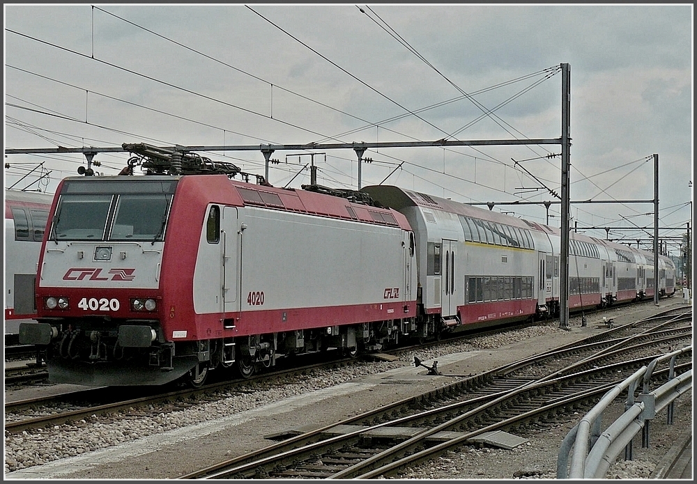 4020 with bilevel cars pictured at Pétange on May 1st. 2010.