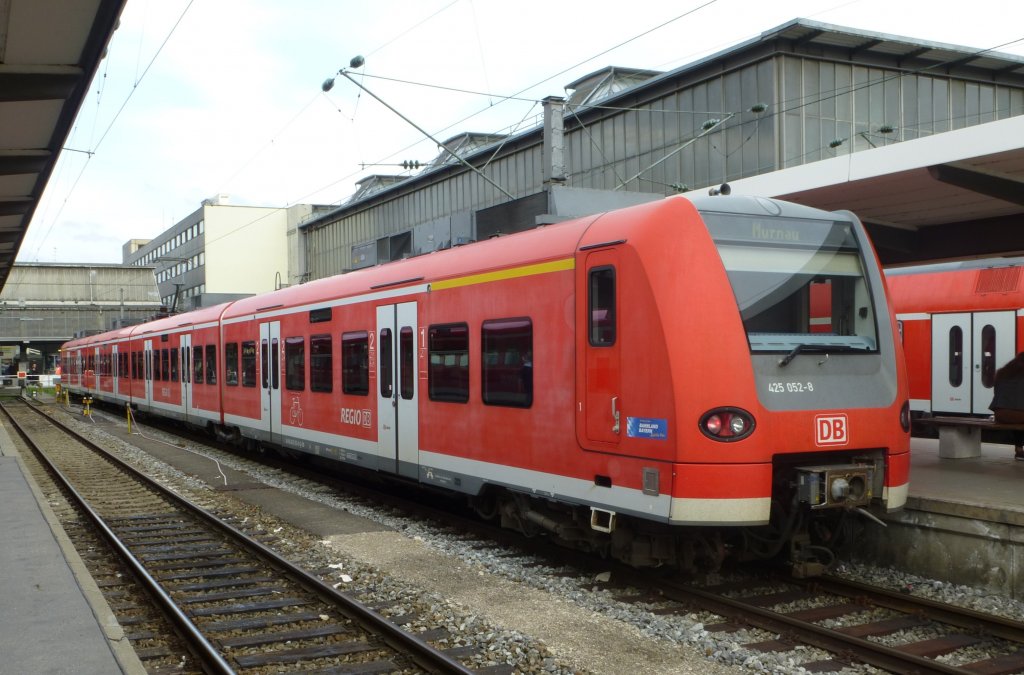 425 052-8 is standing in Munich main station on May 23rd 2013.