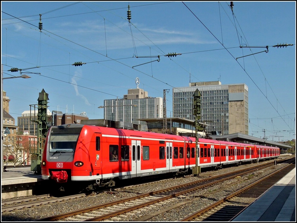 425 double unit pictured at the main station of Essen on April 2nd, 2011.