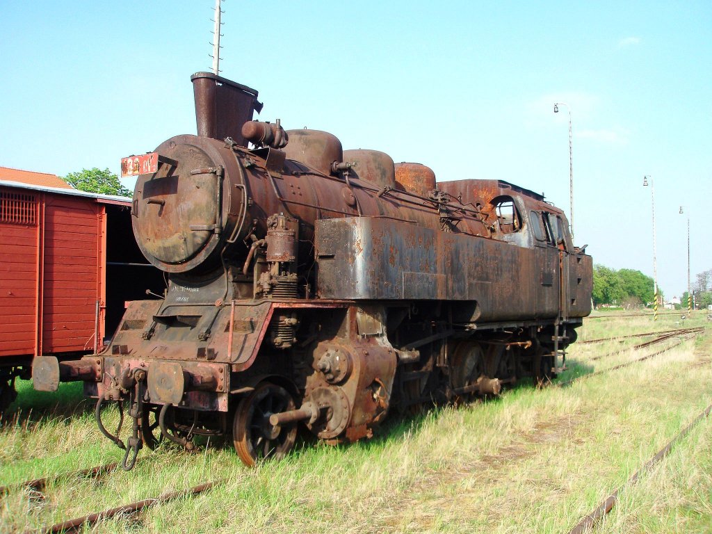 433 014 before renovation at the station Zlonice in 2012:04:30