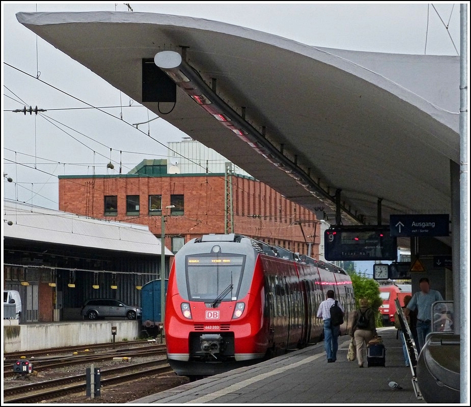 442 203 is waiting for pasengers in Koblenz main station on July 28th, 2012.