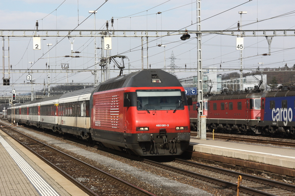 460 061 with an InterCity slowing down for a station stop at Buelach