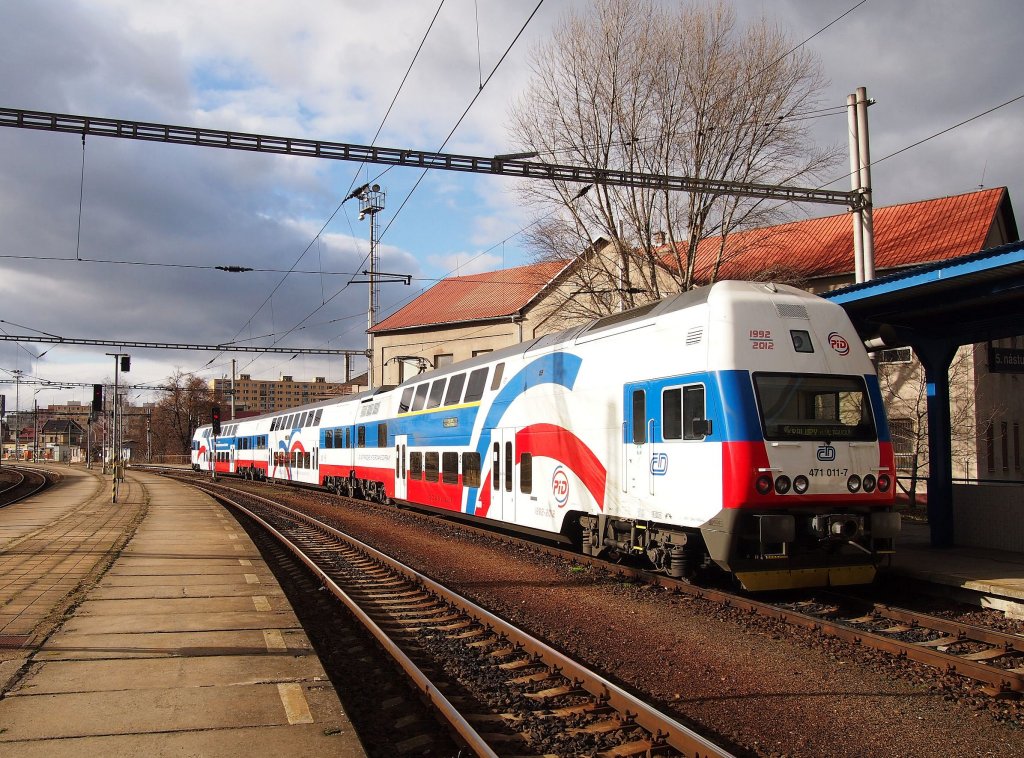 471011-7 in the main station Kralupy nad Vltavou at 3.2. 2013th. New design.