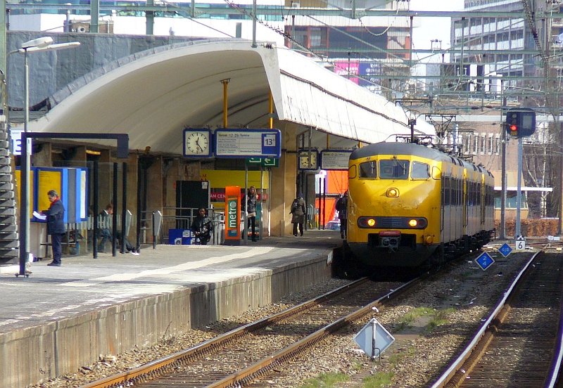 478 and 883 ready to leave as a localtrain to Enkhuizen via Gouda, Woerden and Amsterdam. Rotterdam CS 03-03-2010.